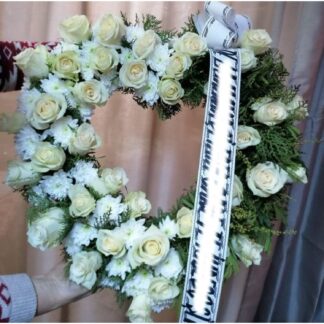Coroana funerara inima trandafiri