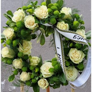 Coroana funerara trandafiri albi si crizantema verde